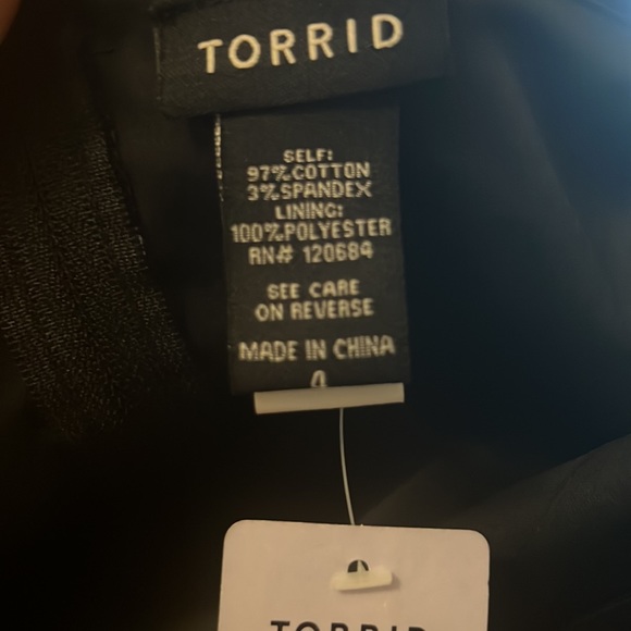 Torrid Foil Black Polka Dot Peplum Top. Size 4 - Picture 5 of 5